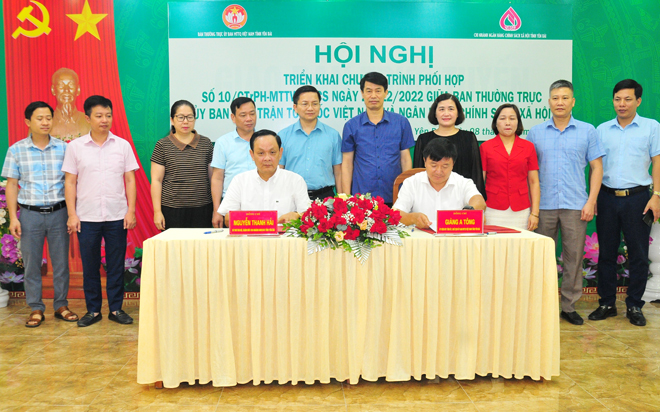 Chủ tịch Ủy ban MTTQ Việt Nam Giàng A Tông và Giám đốc Ngân hàng Chính sách xã hội tỉnh Nguyễn Thanh Hải ký kết chương trình phối hợp
